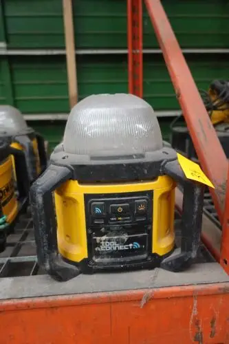 Lamp Dewalt – kavel bij Openbare Verkopen, Wervik