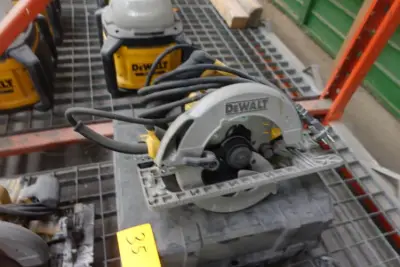 Afkortzaag Dewalt – kavel bij Openbare Verkopen, Wervik