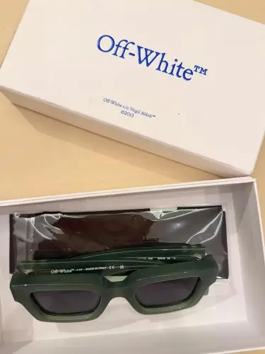 Off white zonnebril – kavel bij Openbare Verkopen, Wielsbeke