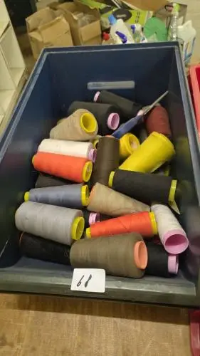 kist met garen – kavel bij Openbare Verkopen, Aalst