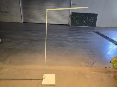 Design staanlamp 135cm hoog – kavel bij Openbare Verkopen, Pittem