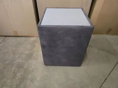 1x bijzettafeltje PU Leder met glasblad 42x42x52H – kavel bij Openbare Verkopen, Pittem