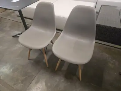 2x Stoel Eames replica – kavel bij Openbare Verkopen, Pittem