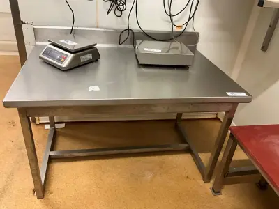 stainless steel table – kavel bij Dome Auctions, Kingersheim