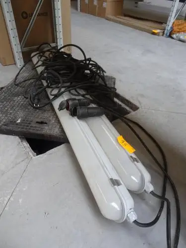 2x Dampproof Verlichting met kabel – kavel bij Openbare Verkopen, Harelbeke