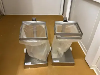BOBET Set of 2 Stainless Steel Trash Cans – kavel bij Dome Auctions, Kingersheim