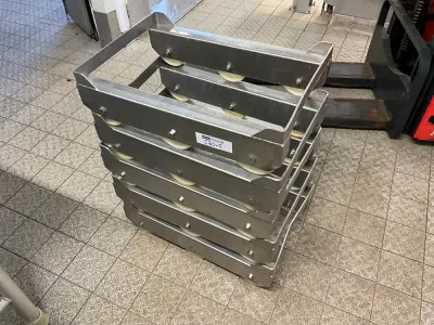 Set of trolleys with casters for holding bins – kavel bij Dome Auctions, Kingersheim