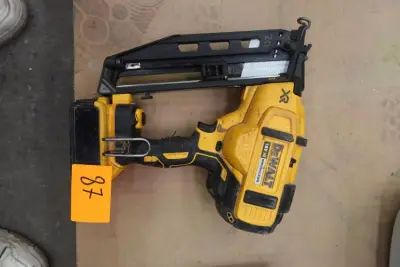 Accu nagelpistool Dewalt – kavel bij Openbare Verkopen, Wervik