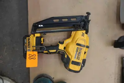 Accu nagelpistool Dewalt – kavel bij Openbare Verkopen, Wervik