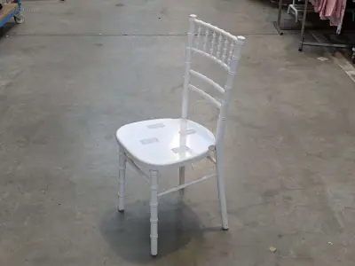(120x) Houten stapelbare bijzetstoelen NN – kavel bij Auctim, Aartselaar