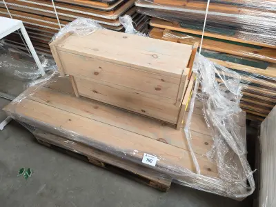 houten presentatietafel – kavel bij Auctim, Aartselaar