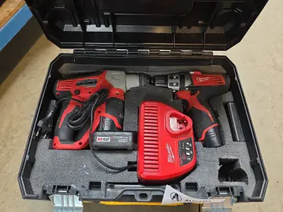 (2x) Accu gereedschappen MILWAUKEE M12 h en C 12 – kavel bij Auctim, Aartselaar