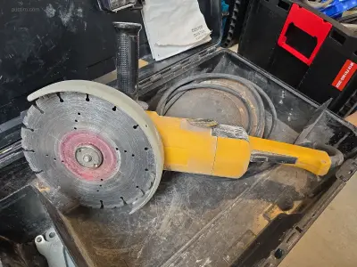 Elektrische grote haakseslijper DEWALT – kavel bij Auctim, Aartselaar