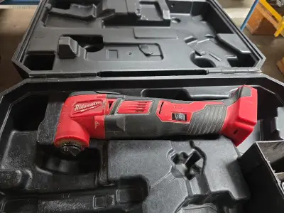 Accu multitoolmachine MILWAUKEE – kavel bij Auctim, Aartselaar
