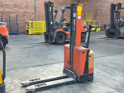Toyota SMH16 Elektrische stapelaar 2004 – kavel bij Auctim, B-9100 9100 Sint-Niklaas, Aerschotstraat 114