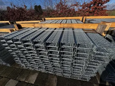 Gegalvaniseerde stalen vloerplaten Niet van – kavel bij Auctim, Dz Goirle