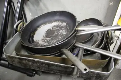Partij Metalen Braadsledes En Pannen – kavel bij Openbare Verkopen, Diksmuide