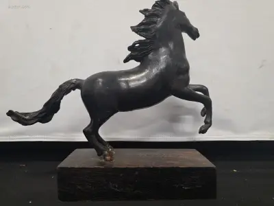 Houten paard op sokkel – kavel bij Auctim, Aartselaar