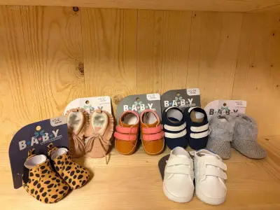 (77x) Paar Babyschoenen – kavel bij Auctim, AG SOMEREN - Koper ontvangt een mail na betaling met de nodige info om een afspr