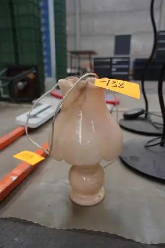 Lamp houder in Ivoor – kavel bij Openbare Verkopen, Wervik