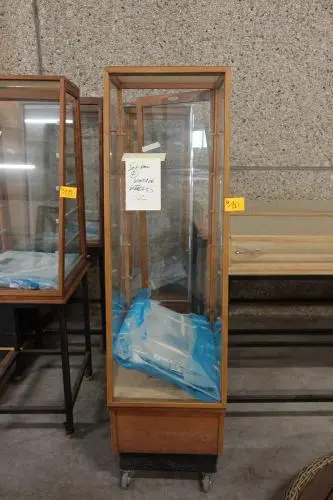2x Verrijdbare vintage vitrine – kavel bij Openbare Verkopen, Wakken