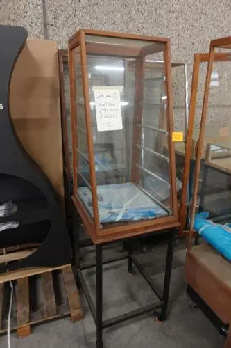 2x Verrijdbare vintage vitrine – kavel bij Openbare Verkopen, Wakken