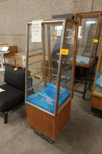 Verrijdbare vintage vitrine – kavel bij Openbare Verkopen, Wakken