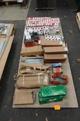 Pallet diverse schroeven Inox & gekleurd – kavel bij Openbare Verkopen, Wervik