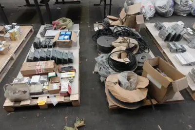 5x Pallet deurbeslag & rubbers – kavel bij Openbare Verkopen, Wervik