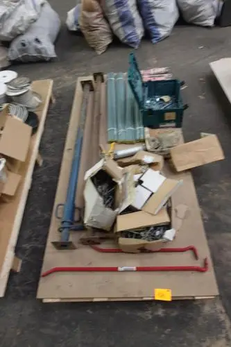 Pallet diverse ijzerwaren – kavel bij Openbare Verkopen, Wervik