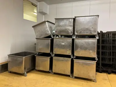 Set of 17 stainless steel bins – kavel bij Dome Auctions, Kingersheim