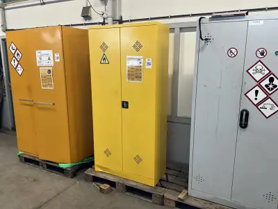 chemi kast (met inhoud) – kavel bij Dome Auctions, Rotterdam