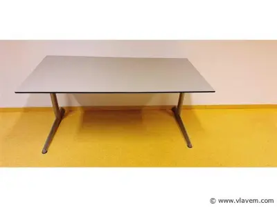 Bureau Ahrend 500 – kavel bij Vlavem