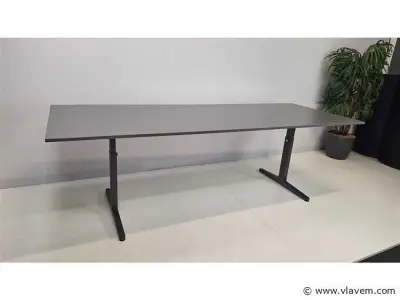 Vergadertafel Ahrend – kavel bij Vlavem