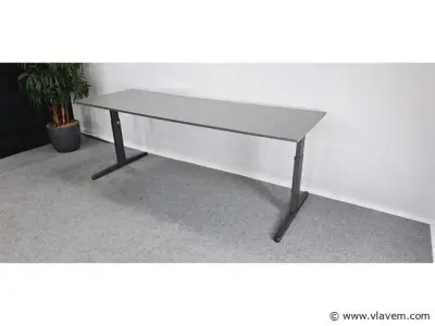 Vergadertafel Ahrend – kavel bij Vlavem
