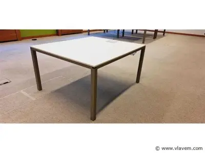 Vergadertafel Ahrend – kavel bij Vlavem