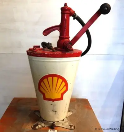 Vintage handbediende Shell oliepomp uit de jaren 1950 of 1960, vaak gebruikt in oude benzinepompen of als oliehouder in autogarages – kavel bij ProVeiling, Wageningen