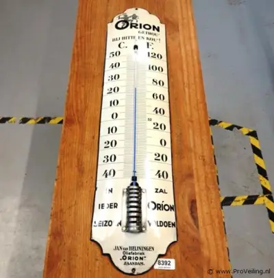 Antieke emaille reclamebuitenthermometer van de oliefabriek 'Orion' van Jan van Heijningen uit Zaandam, gemaakt rond 1920 – kavel bij ProVeiling, Wageningen