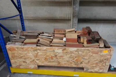 Bak met hout – kavel bij Openbare Verkopen, Wervik