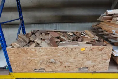 Bak met hout – kavel bij Openbare Verkopen, Wervik