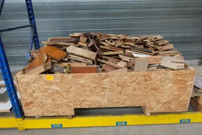 Bak met hout – kavel bij Openbare Verkopen, Wervik