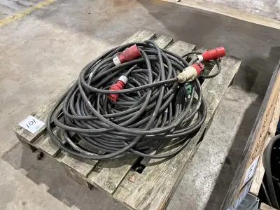 Pallet met verlengsnoeren – kavel bij Dome Auctions, Rotterdam