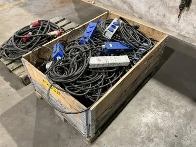 Pallet met verlengsnoeren – kavel bij Dome Auctions, Rotterdam