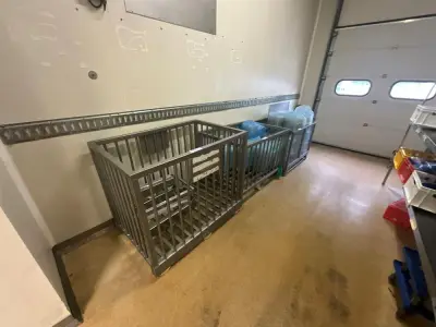 Set of 4 pallet boxes with contents – kavel bij Dome Auctions, Kingersheim