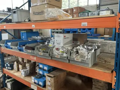 Diverse polijst en slijp materialen – kavel bij Dome Auctions, Rotterdam