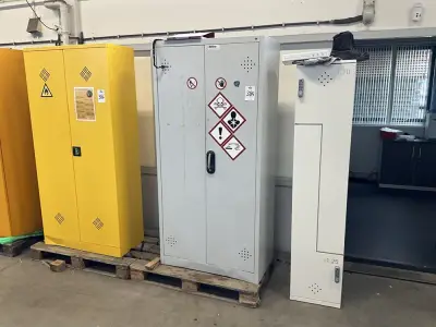 chemi kast (met inhoud) – kavel bij Dome Auctions, Rotterdam