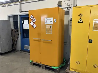 chemi kast (met inhoud) – kavel bij Dome Auctions, Rotterdam