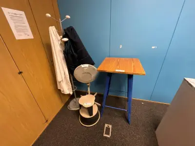 Set including a high table, a fan, and a coat rack – kavel bij Dome Auctions, Kingersheim