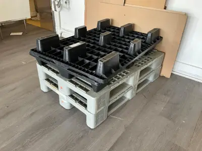 Set of 4 plastic pallets – kavel bij Dome Auctions, Kingersheim