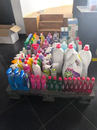 Een partij diverse huishoudelijke schoonmaakmiddelen (wasmiddelen, afwasmiddelen, vloerreinigers,…) – kavel bij Auctionline, Anderlecht